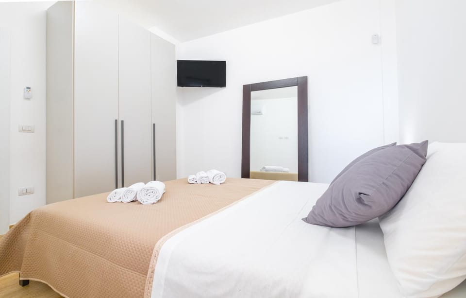 Bed, TV and multimedia, Photo of the whole room, Bedroom, towels, wardrobe