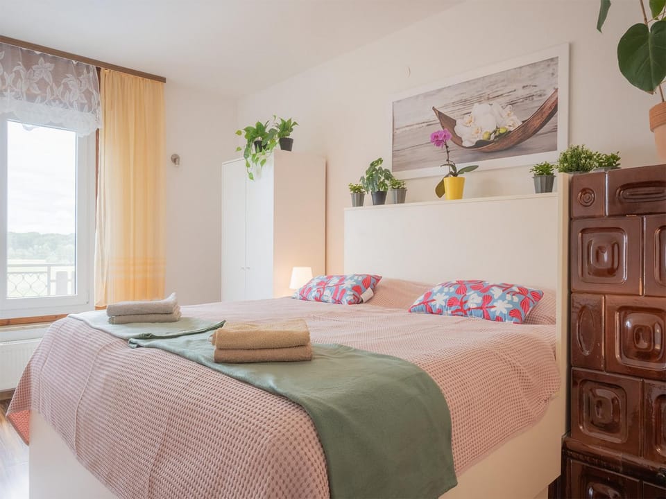 Bed, Bedroom, towels