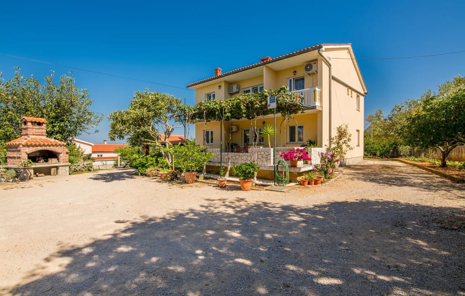 Property building, BBQ facilities, Garden
