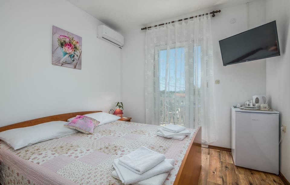 Communal lounge/ TV room, Bed, TV and multimedia, Bedroom