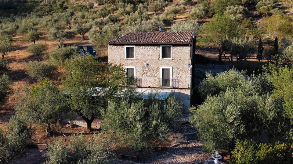 Property building, Patio, Day, Natural landscape, Garden, Landmark view