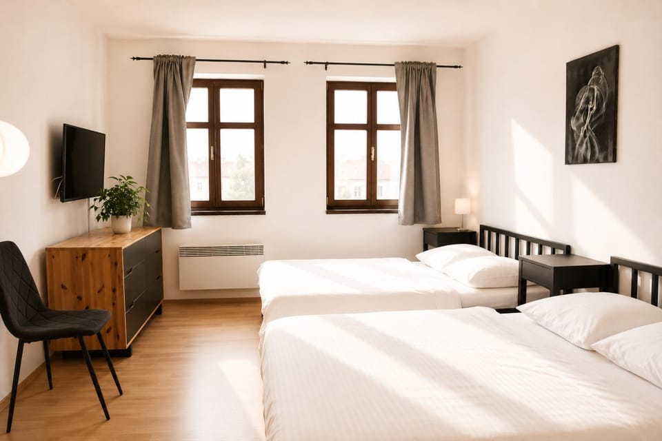 Bed, TV and multimedia, Photo of the whole room, Bedroom