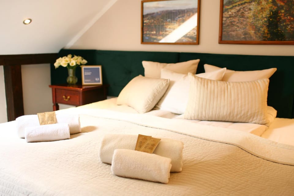 Bed, Photo of the whole room, towels
