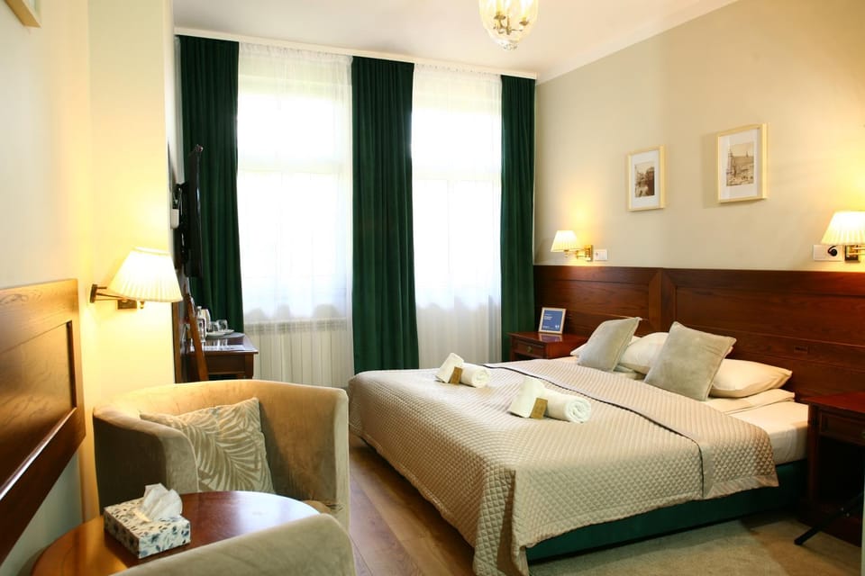 Bed, Photo of the whole room, Seating area, Bedroom, towels