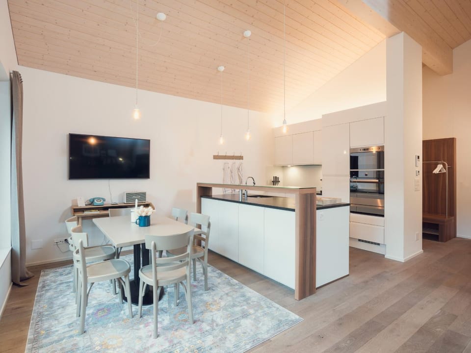 Kitchen or kitchenette, Dining area