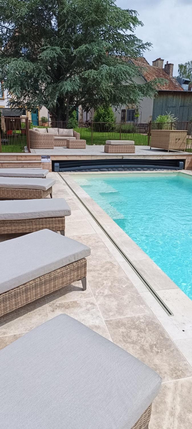 Swimming pool, sunbed