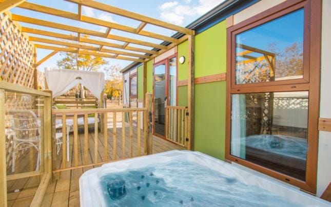 Patio, Day, Natural landscape, Hot Tub, Balcony/Terrace