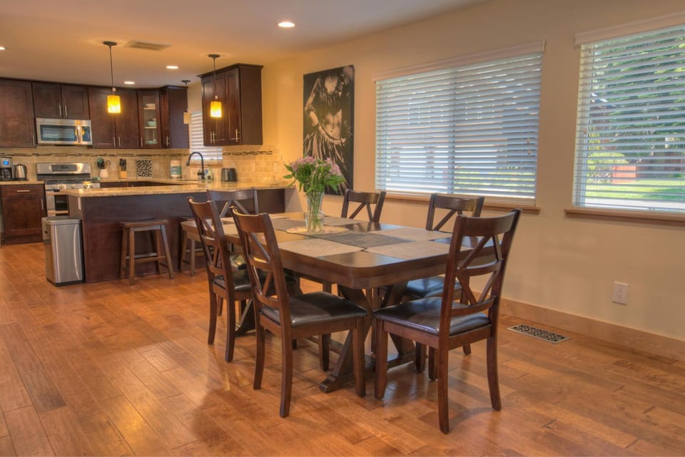 Kitchen or kitchenette, Dining area