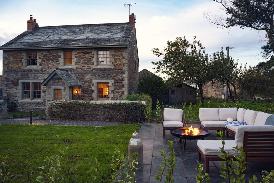 Property building, Patio, Facade/entrance, Garden, Seating area, flat iron