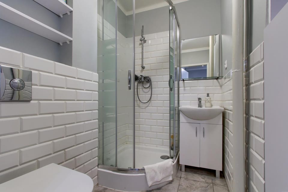 Shower, Toilet, Bathroom, towels