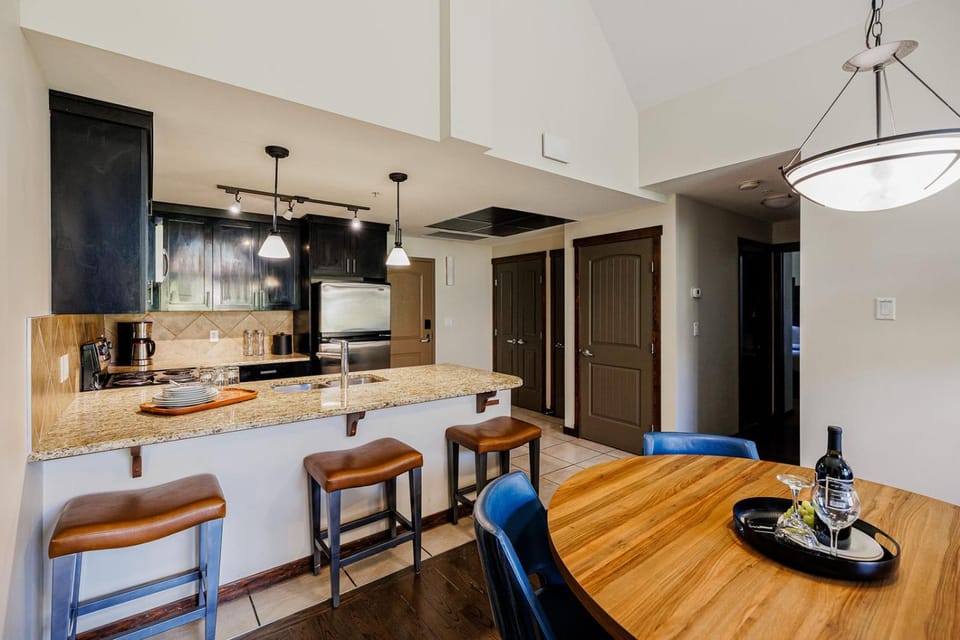 Kitchen or kitchenette, Seating area, Dining area, stove