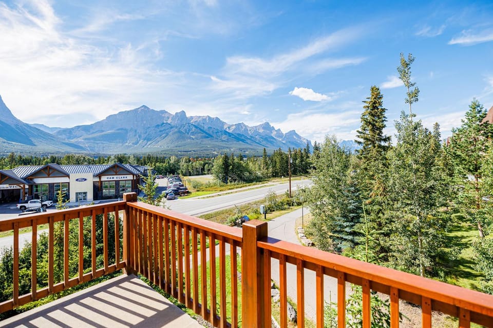 Nearby landmark, Day, Natural landscape, View (from property/room), Balcony/Terrace, Mountain view