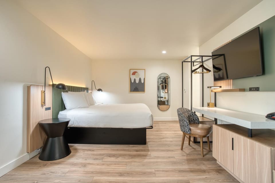 TV and multimedia, Photo of the whole room, Bedroom