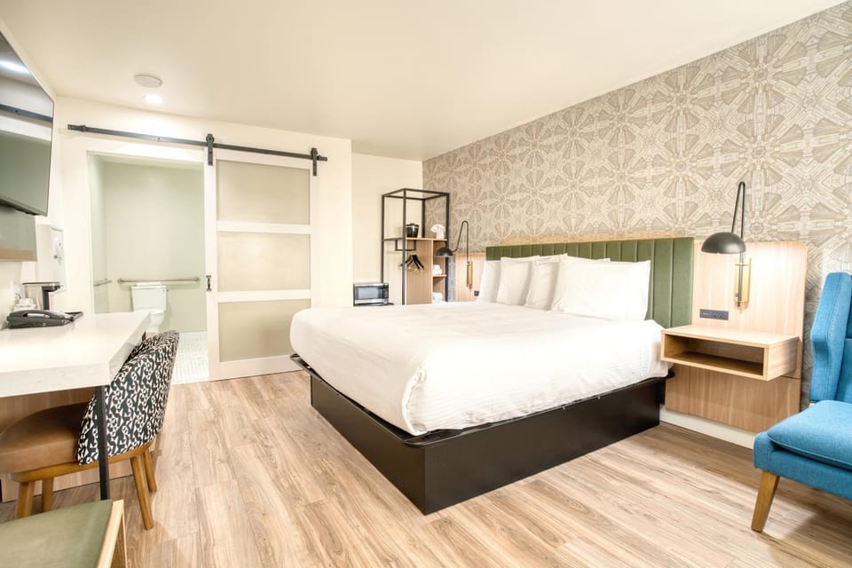 Photo of the whole room, Bedroom, hair dresser