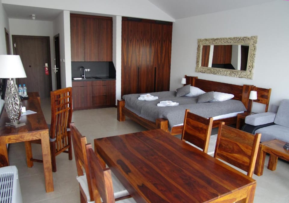 Photo of the whole room, furniture