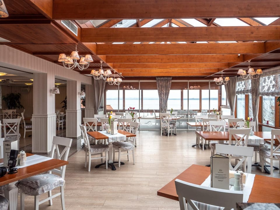 Restaurant/places to eat, Buffet breakfast, Lunch, Dinner