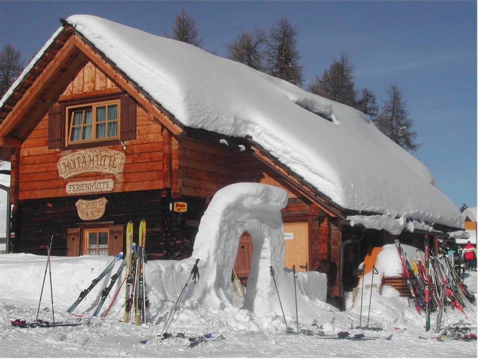 Restaurant/places to eat, Facade/entrance, Skiing