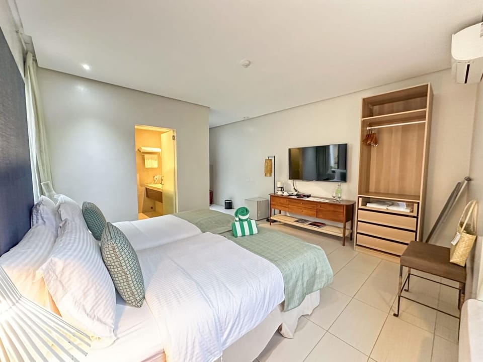 Bed, TV and multimedia, Photo of the whole room, Seating area, Bedroom, hair dresser, air conditioner