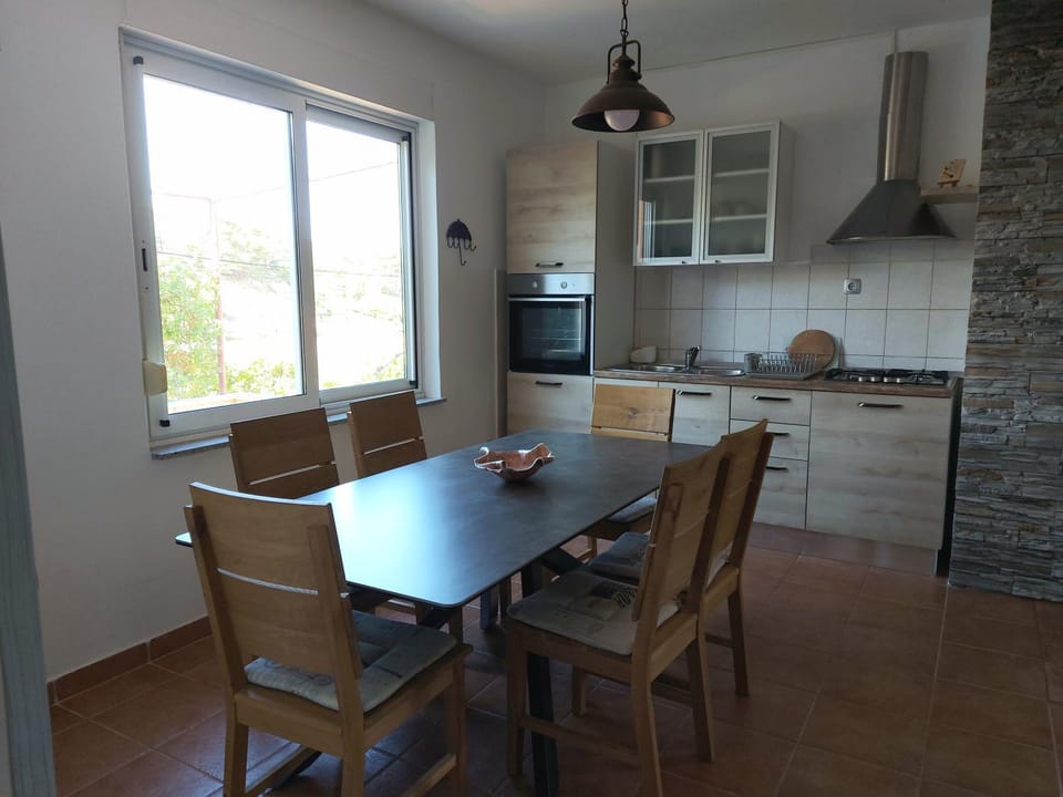 Kitchen or kitchenette, Dining area, stove