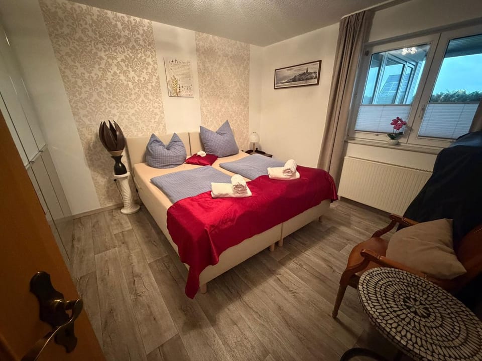 Bed, Bedroom, towels