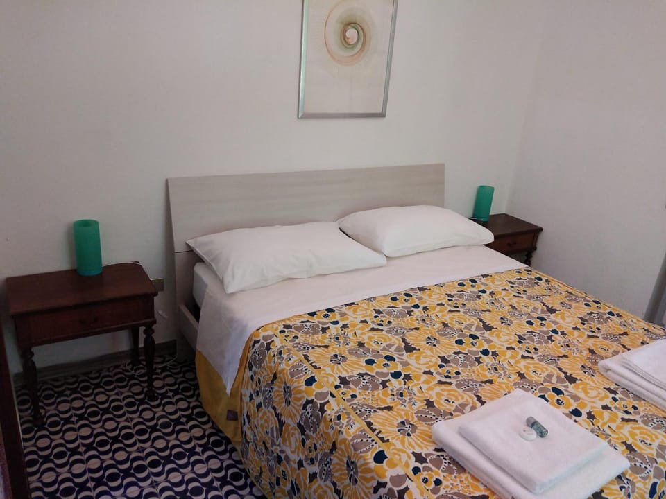 Bedroom, towels