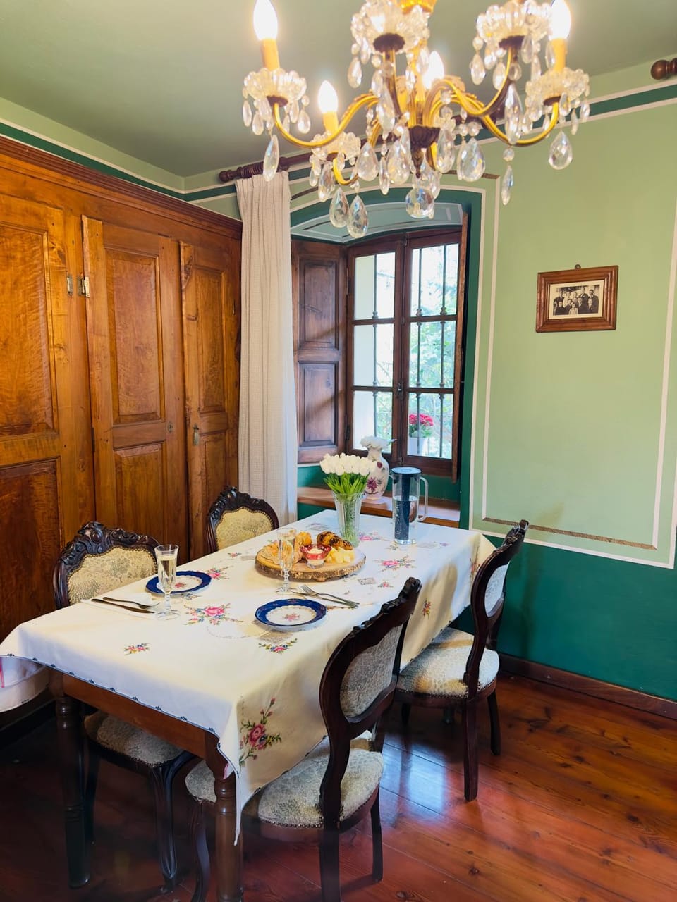Food and drinks, Seating area, Breakfast
