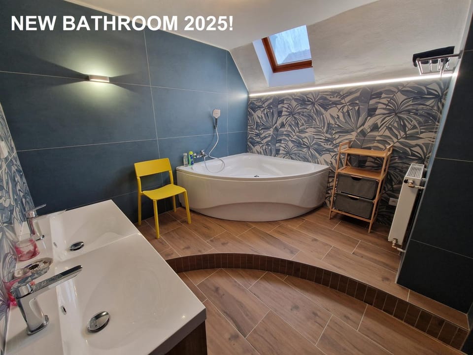 Hot Tub, Bathroom