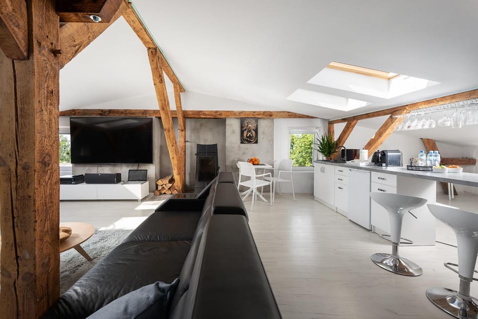 Communal lounge/ TV room, TV and multimedia, Kitchen or kitchenette, Living room, Seating area