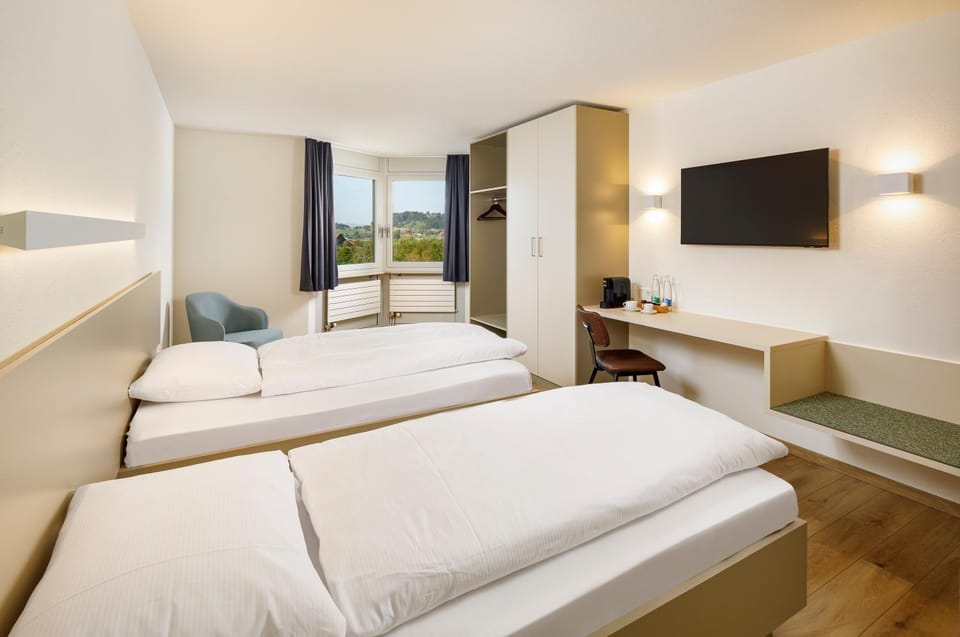 Bed, TV and multimedia, Bedroom, hair dresser