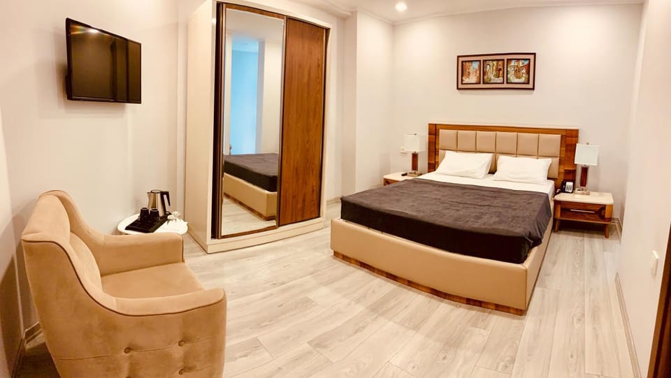 Bed, TV and multimedia, Photo of the whole room, Bedroom
