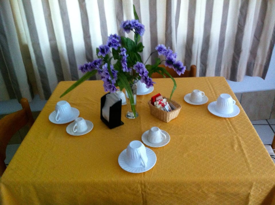 Communal lounge/ TV room, Food and drinks, On site, Area and facilities, Continental breakfast