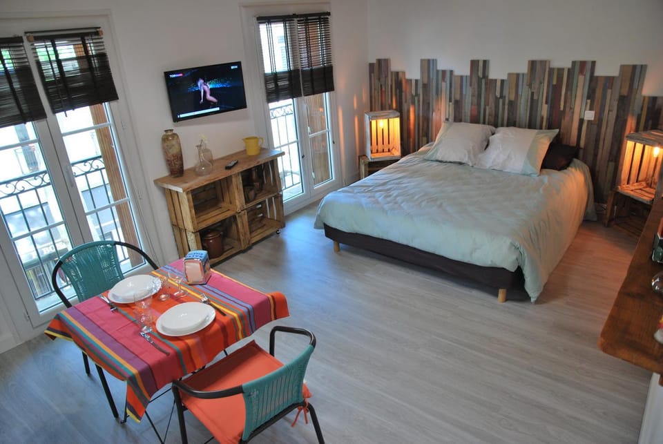 Photo of the whole room, Decorative detail, Dining area, Bedroom, City view