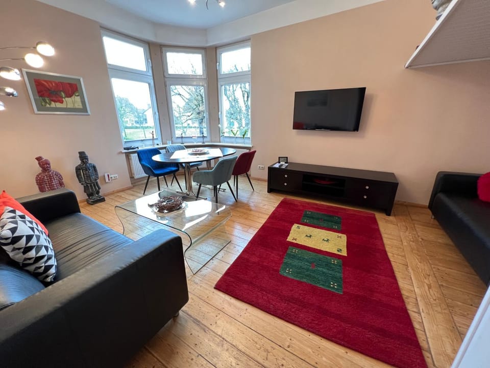 TV and multimedia, Living room, Seating area, Dining area