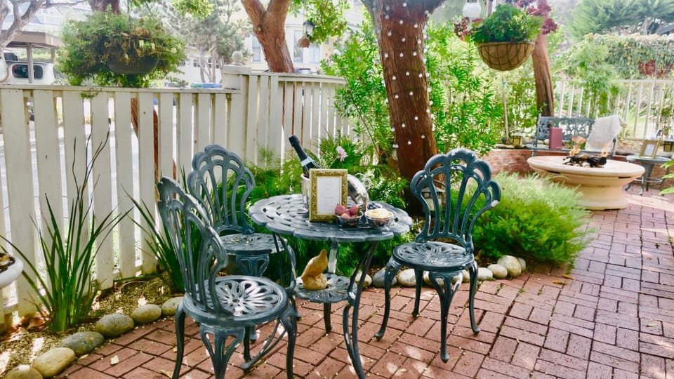 Patio, Day, Garden, Dining area