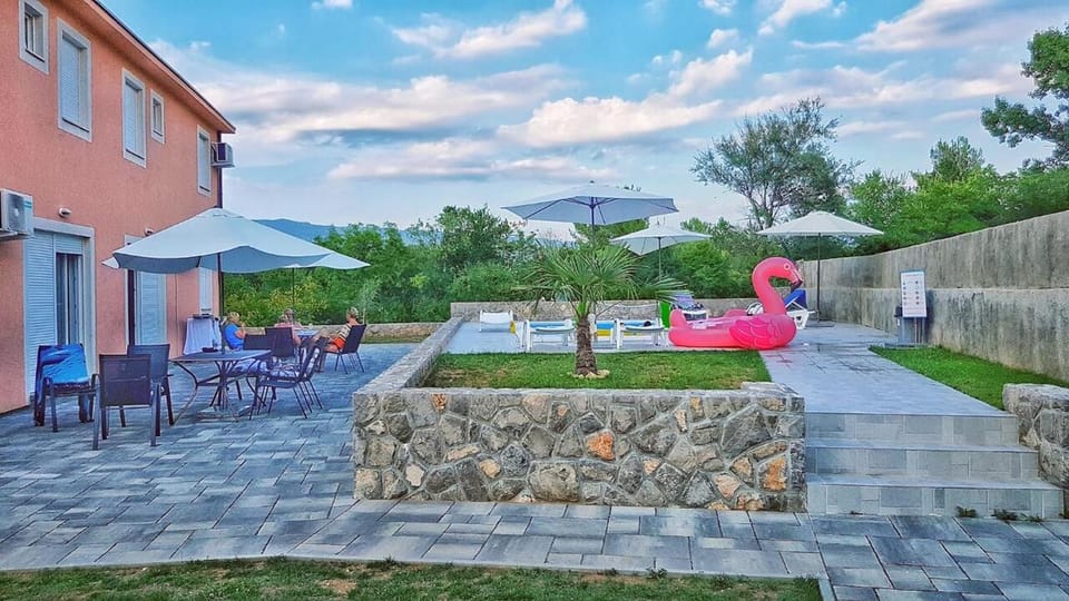 Balcony/Terrace, Garden view, Pool view, Swimming pool, Entertainment