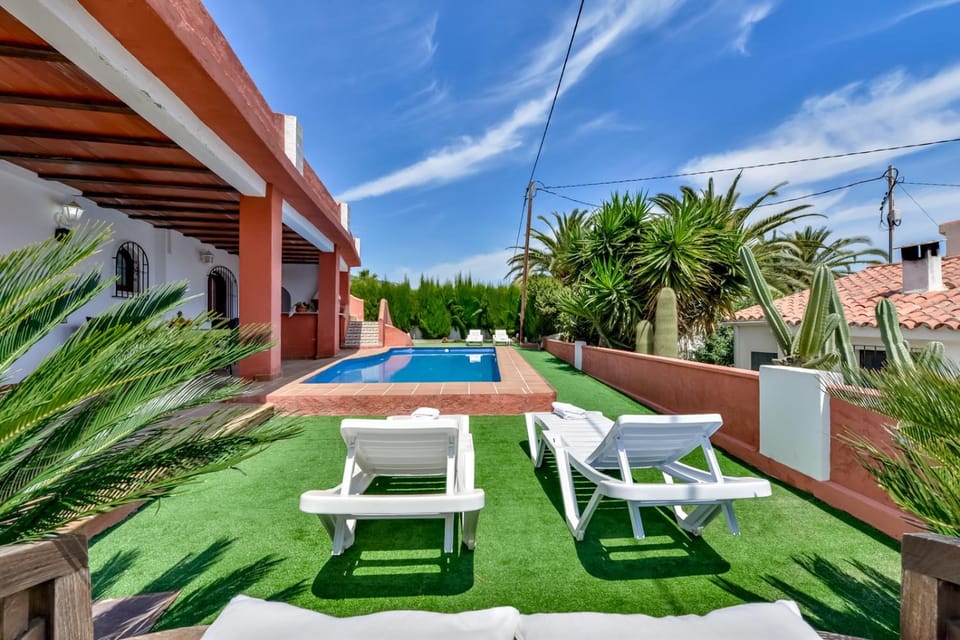 Swimming pool, sunbed