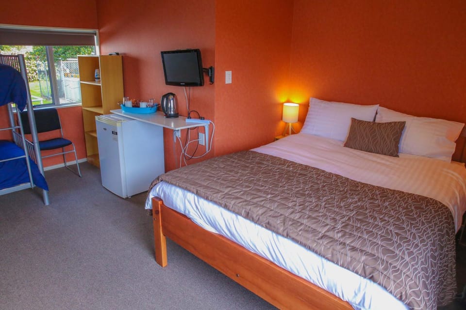 Shower, Toilet, TV and multimedia, Coffee/tea facilities, Seating area