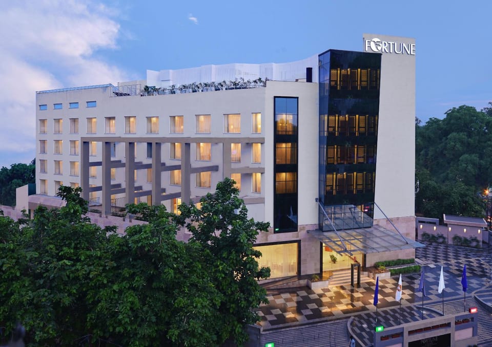 Facade/entrance, Bird's eye view, City view
