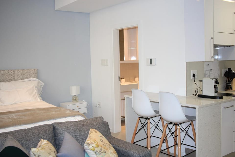 Coffee/tea facilities, Kitchen or kitchenette, Living room, Photo of the whole room, Seating area, Dining area, Bedroom