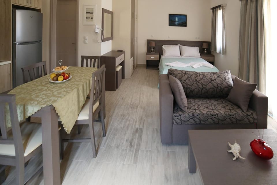 Seating area, Dining area, Bedroom