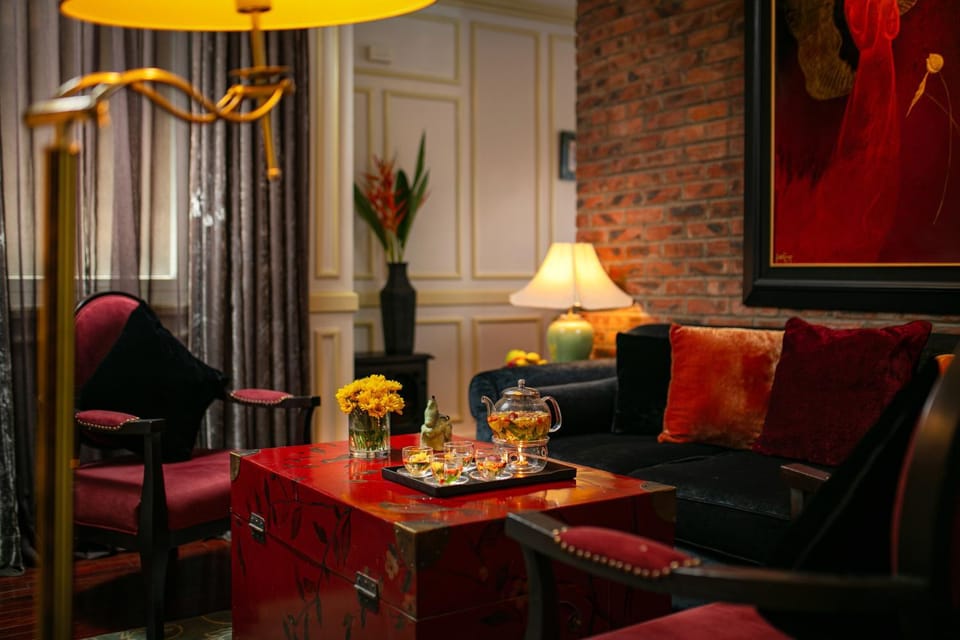 Living room, Seating area, Drinks