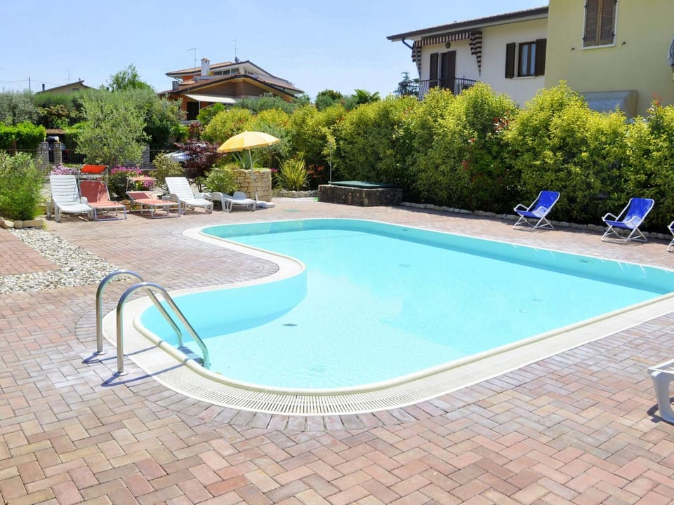 Neighbourhood, Swimming pool