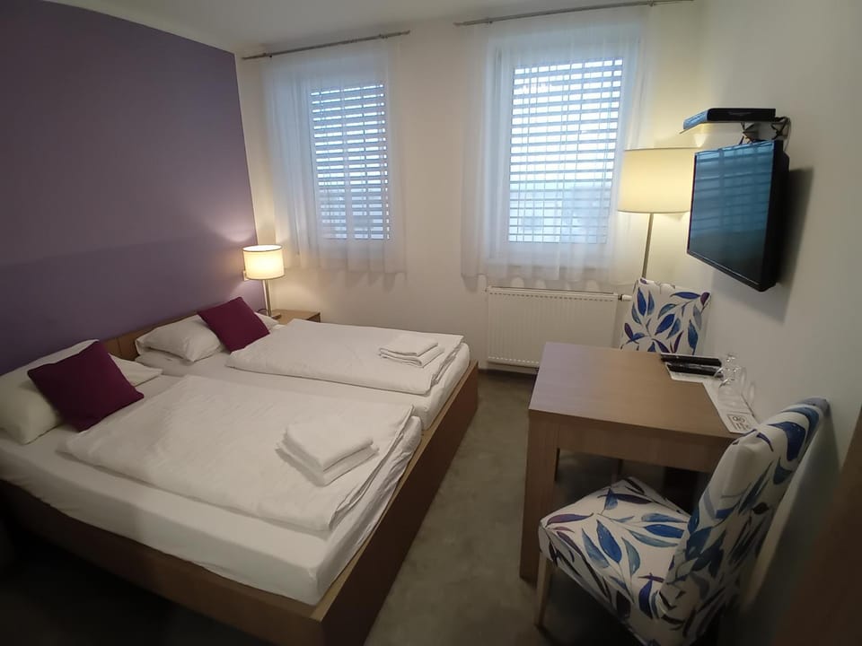 Bed, Photo of the whole room, Seating area