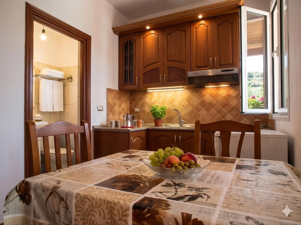 Kitchen or kitchenette, Dining area, kitchen