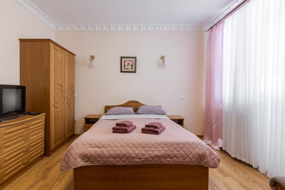 Bed, TV and multimedia, Photo of the whole room, Bedroom, towels, wardrobe