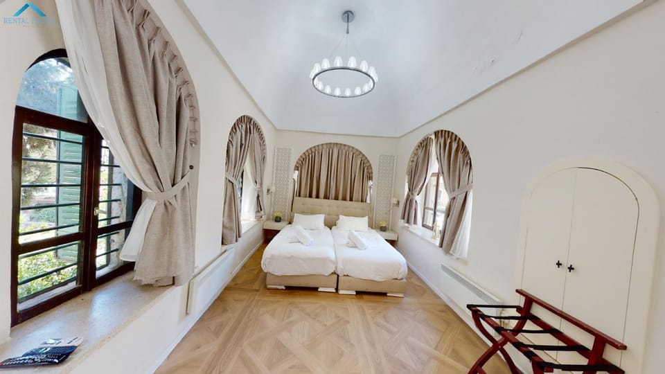 Bed, Bedroom, towels
