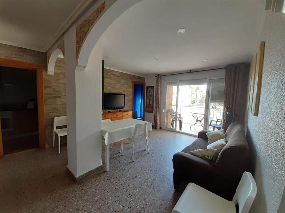 Communal lounge/ TV room, TV and multimedia, Living room, Seating area, Dining area