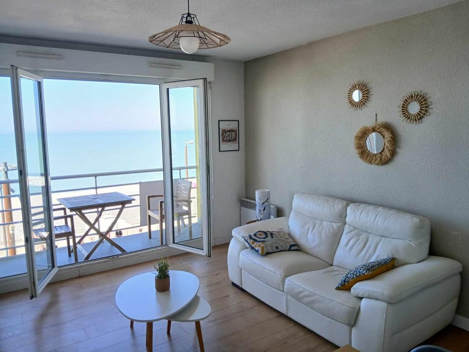 Natural landscape, View (from property/room), Balcony/Terrace, Living room, Sea view