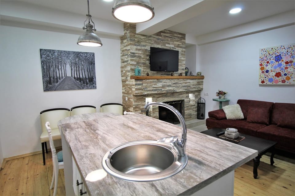 Kitchen or kitchenette, Living room