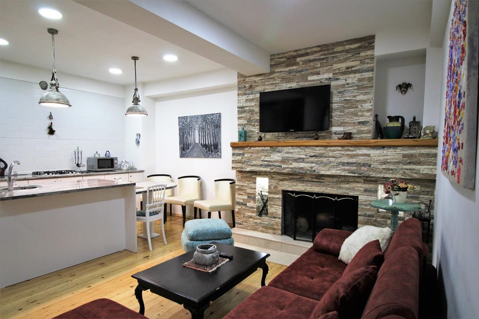 Kitchen or kitchenette, Living room